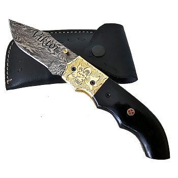 Exkluzívny nôž z damascénskej ocele a rukoväťou z byvolieho rohu s kombináciou ručne rytou mosadzou