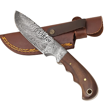 Exkluzívny nôž z damascénskej ocele a fixnou čepeľou a rukoväťou z orechového dreva